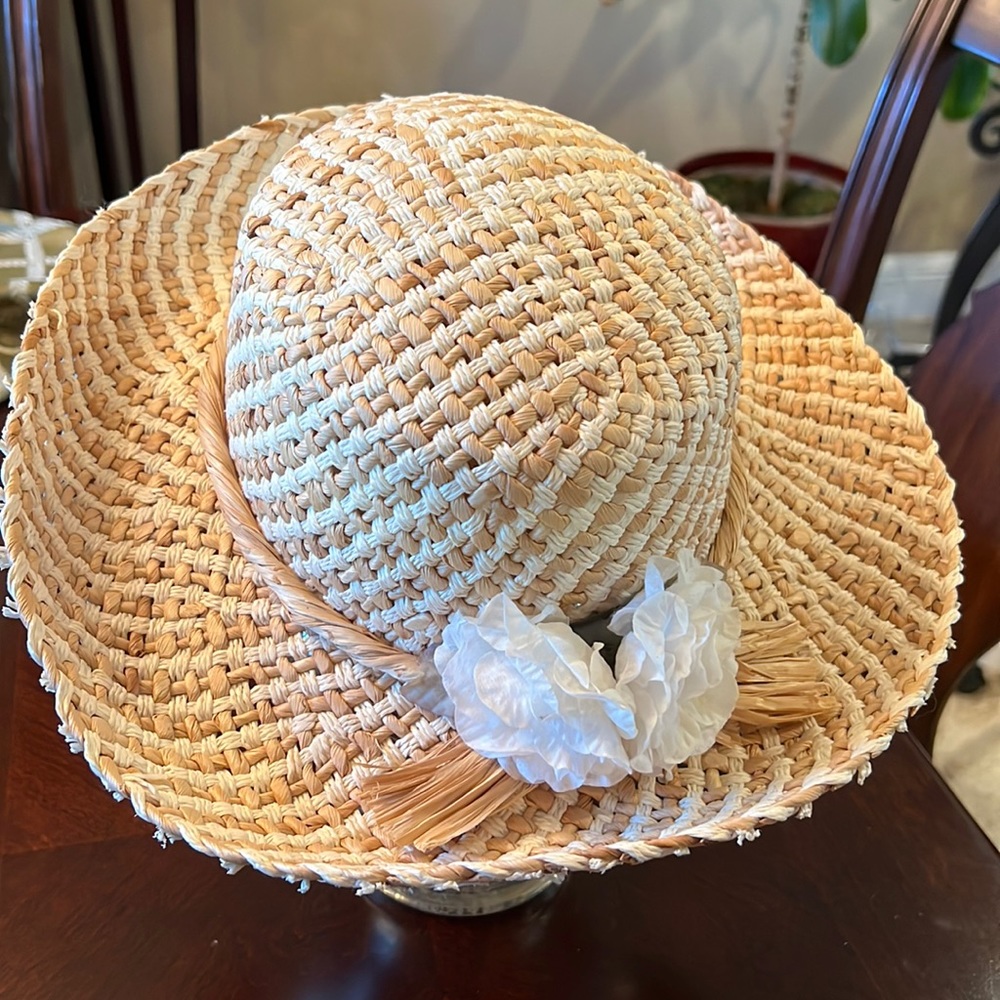Gorgeous summer straw like hat with white flowers like new - Picture 3 of 17